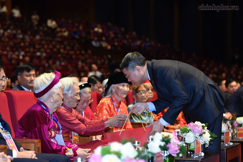 Thủ tướng Chính phủ phát động "Phong trào đẩy mạnh chăm lo người có công với cách mạng"- Ảnh 10.