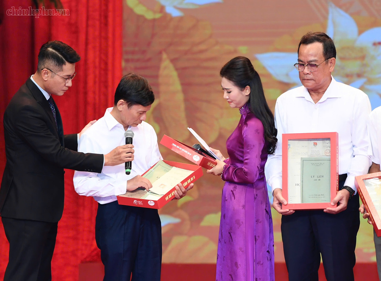 Thủ tướng Chính phủ phát động "Phong trào đẩy mạnh chăm lo người có công với cách mạng"- Ảnh 9.