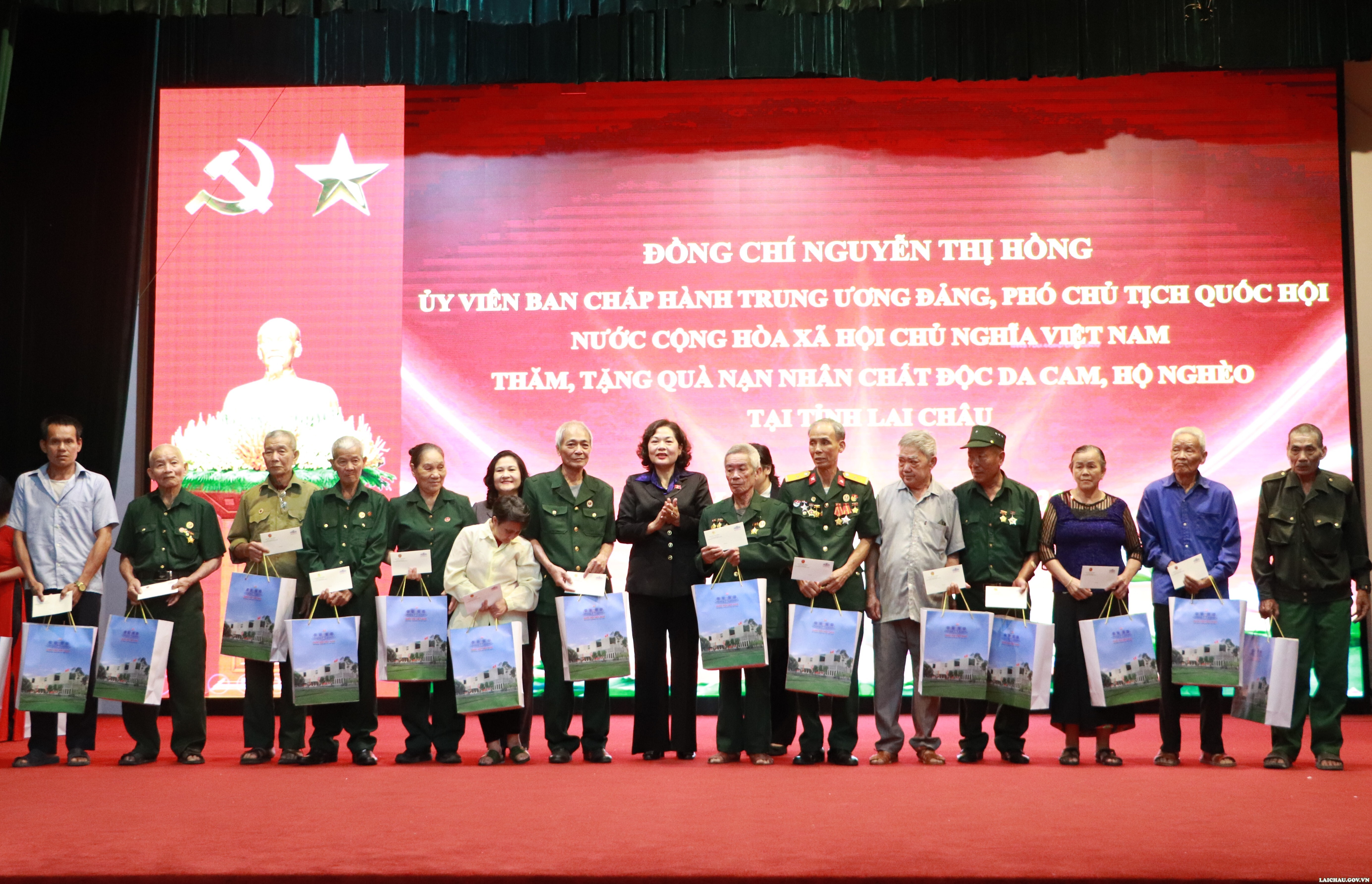 Phó Chủ tịch Quốc hội Nguyễn Thị Hồng thăm, tặng quà nạn nhân chất độc da cam, hộ nghèo tại Lai Châu
