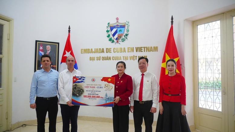 Trao tượng trưng khoản hỗ trợ 100 tỷ đồng dành cho nhân dân Cuba- Ảnh 1.