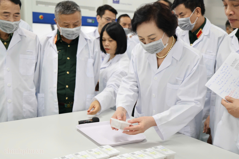 Phó Thủ tướng Phạm Thị Thanh Trà kiểm tra công tác giám định ADN, xác định danh tính hài cốt liệt sĩ- Ảnh 8.