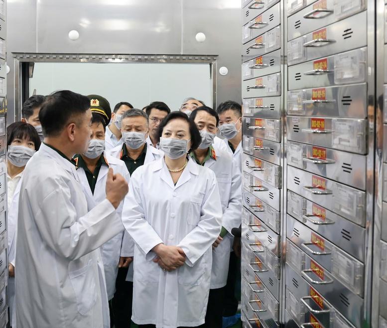 Phó Thủ tướng Phạm Thị Thanh Trà kiểm tra công tác giám định ADN, xác định danh tính hài cốt liệt sĩ- Ảnh 7.