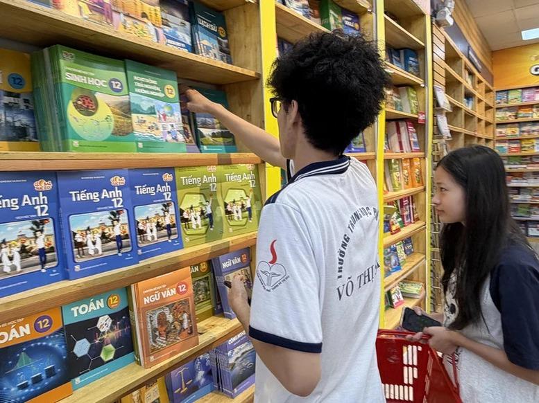 Thủ tướng chỉ đạo huy động tất cả nguồn lực, in ấn, cung ứng đủ sách giáo khoa, báo cáo trước 22/9- Ảnh 1.