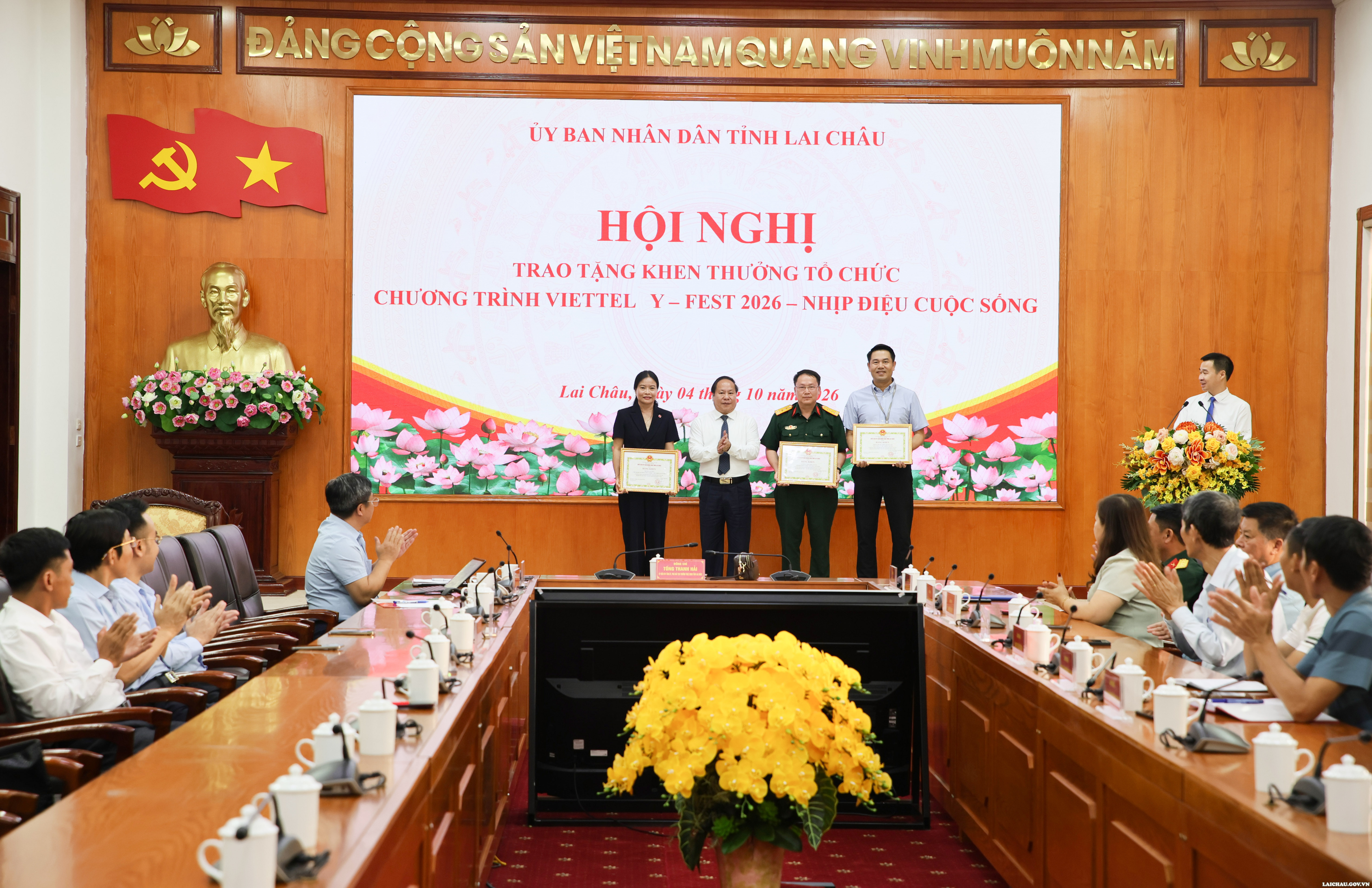 Hội nghị trao tặng khen thưởng đột xuất cho các tập thể, cá nhân tổ chức Chương trình Viettel Y - Fest 2026