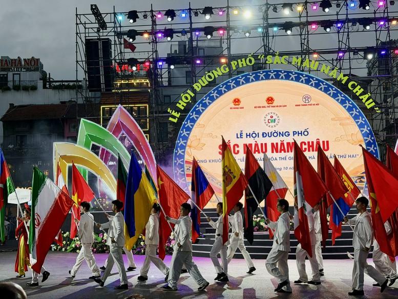 Lễ hội đường phố 'Sắc màu năm châu': Nơi sắc màu văn hóa đa quốc gia hội tụ- Ảnh 3.