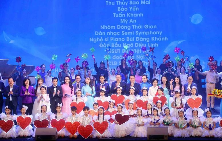 Chủ tịch Quốc hội dự chương trình 'Kết nối yêu thương', chung tay hỗ trợ phụ nữ, trẻ em có hoàn cảnh khó khăn- Ảnh 6.