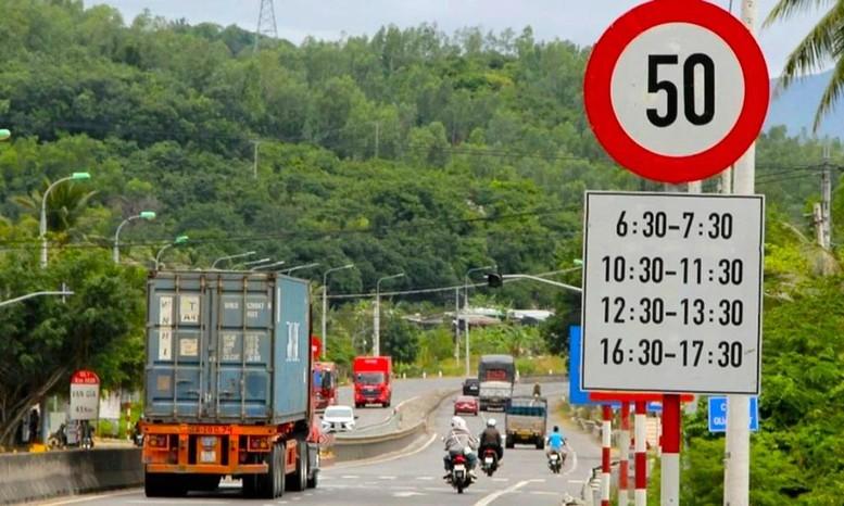 Đã khắc phục hàng nghìn vị trí biển báo, đèn tín hiệu giao thông bất cập trên toàn quốc- Ảnh 1.