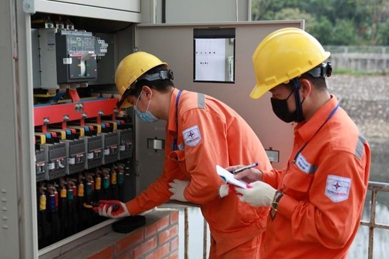 Khẩn trương xem xét phương án giảm thuế tiêu thụ đặc biệt với xăng về 0% và giảm giá điện - Ảnh 1.