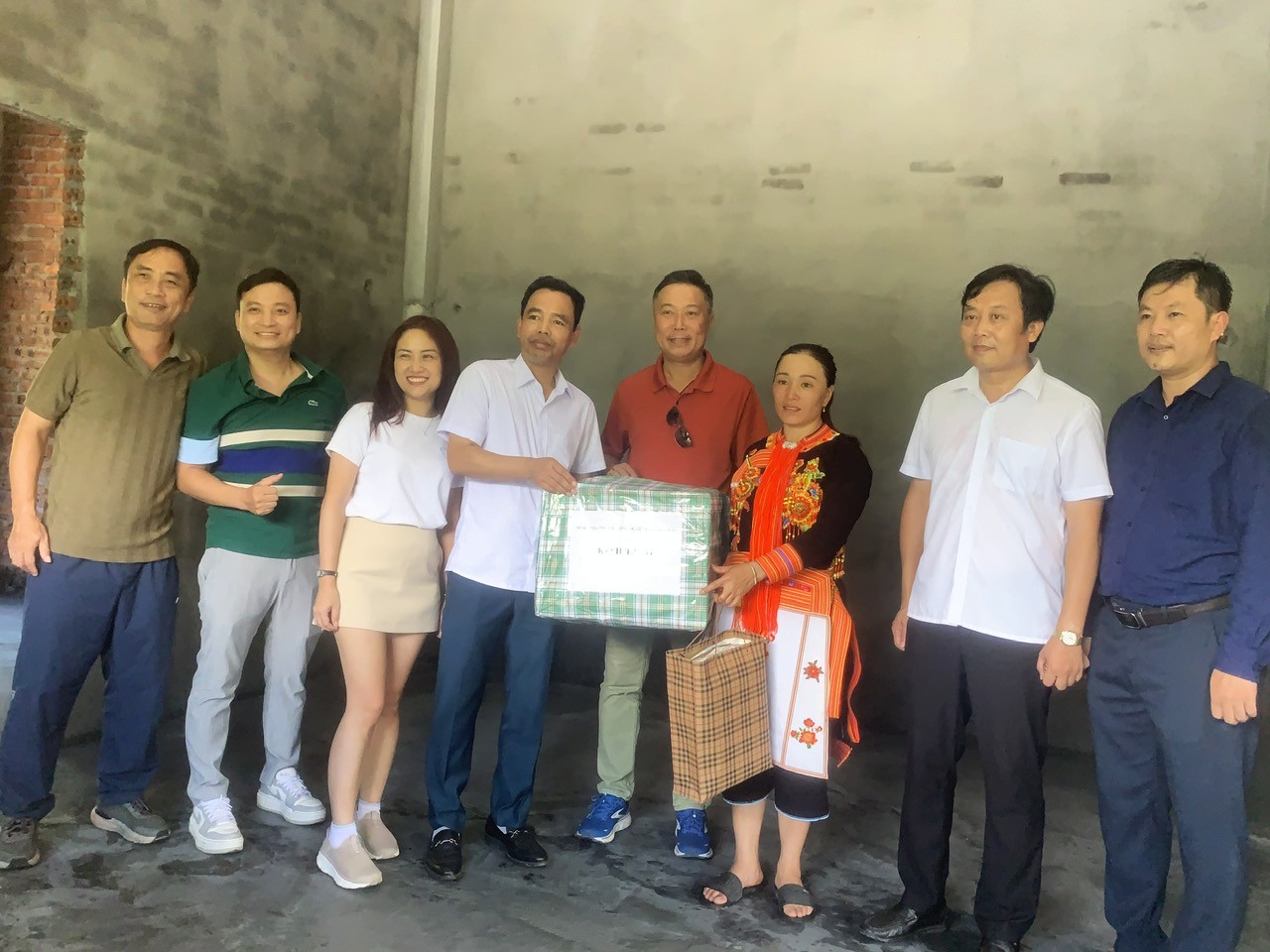 Kiểm tra tiến độ xây dựng nhà cho hộ nghèo tại huyện Phong Thổ