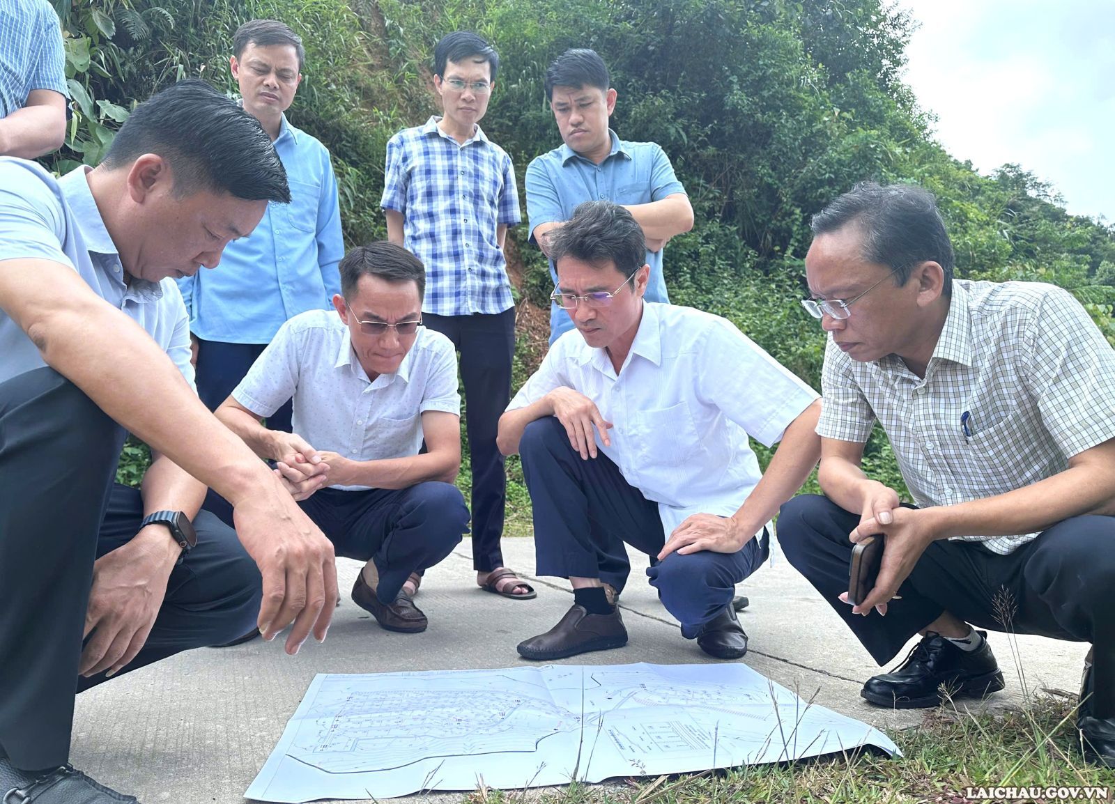 Phó Chủ tịch UBND tỉnh Hà Trọng Hải kiểm tra các điểm bố trí dân cư tại một số xã trong tỉnhn