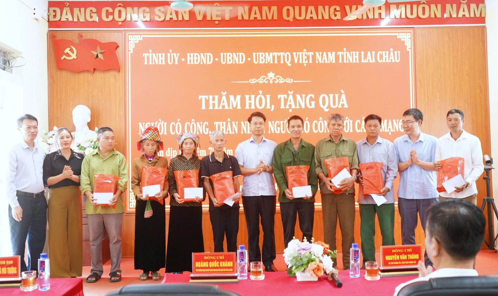 Phó Trưởng Đoàn chuyên trách Đoàn Đại biểu Quốc hội tỉnh Hoàng Quốc Khánh thăm hỏi, tặng quà người có công, thân nhân người có công tại xã Khoen On và xã Mường Kim