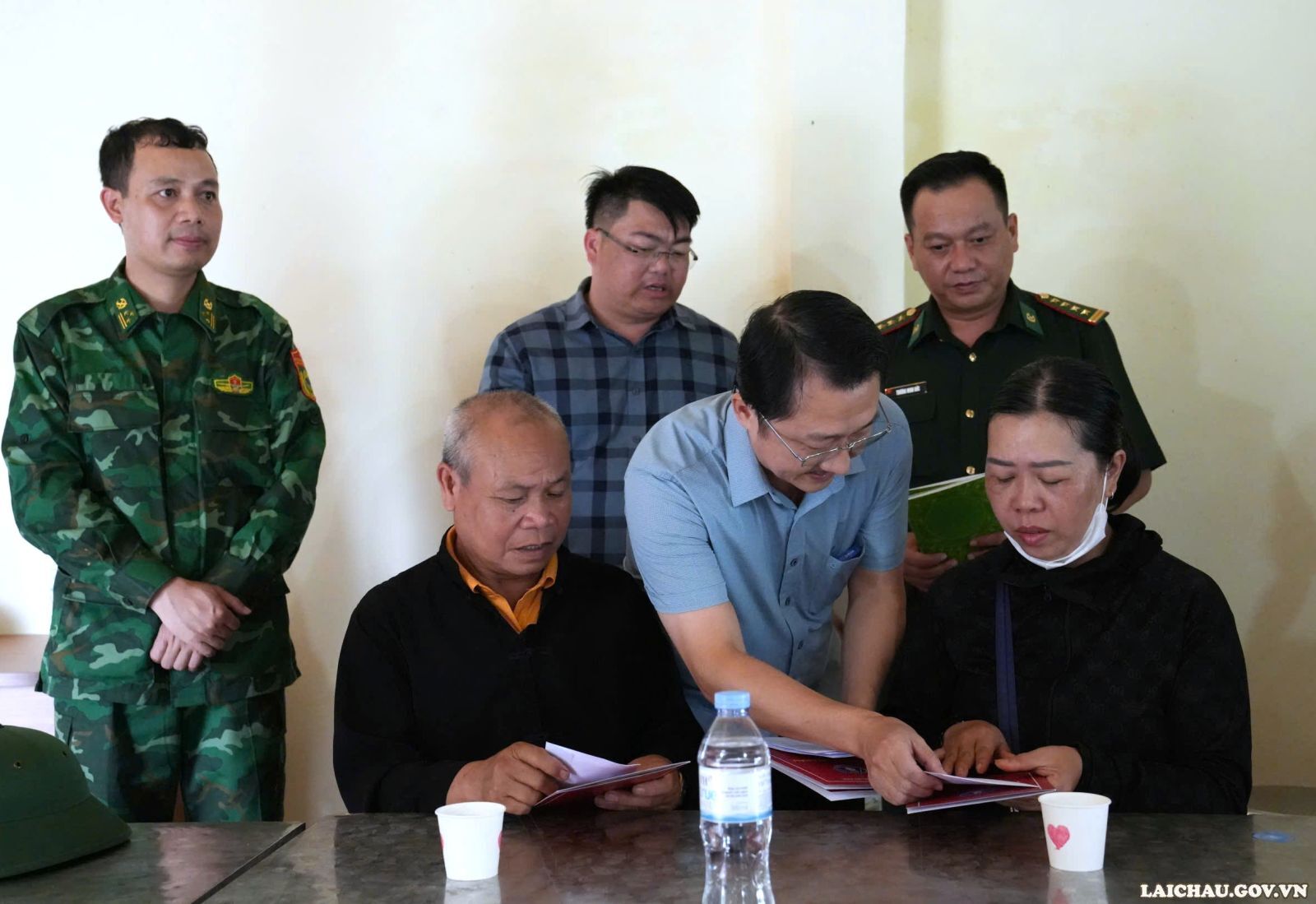 Phó Bí thư Tỉnh ủy, Trưởng đoàn Đại biểu Quốc hội tỉnh Sùng A Hồ thăm hỏi, động viên các gia đình bị thiệt hại do lũ quét, sạt lở đất tại xã Mường Than