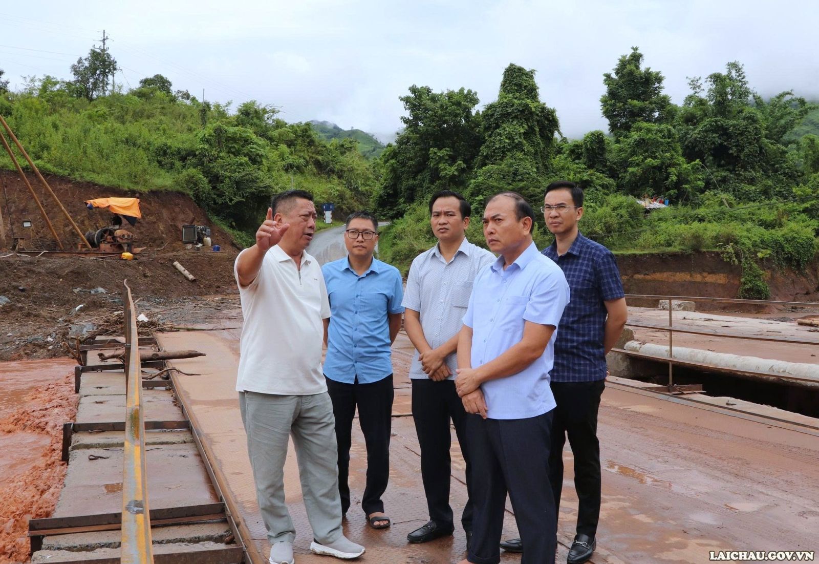 Phó Chủ tịch UBND tỉnh Nguyễn Sỹ Cảnh kiểm tra tiến độ thực hiện Dự án Cầu bê tông cốt thép tại Km19+200, đường Noong Hẻo - Nậm Mạ