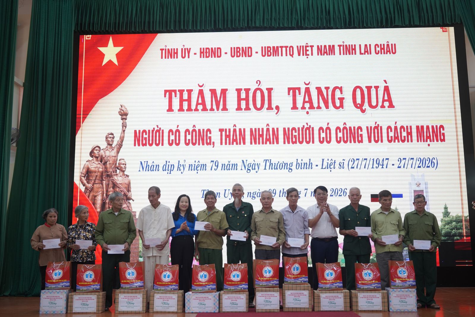 Phó Chủ tịch Thường trực HĐND tỉnh Tẩn Thị Quế thăm, tặng quà tại các xã Than Uyên và Mường Than
