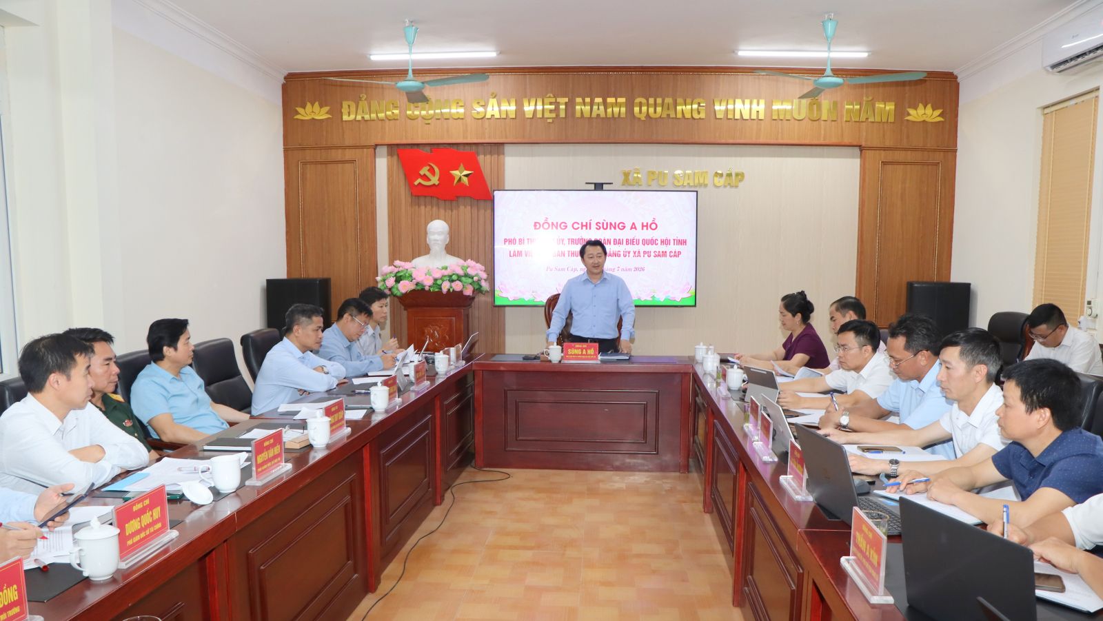Phó Bí thư Tỉnh ủy Sùng A Hồ làm việc với Ban Thường vụ Đảng ủy xã Pu Sam Cáp và tặng quà người có công, thân nhân người có công