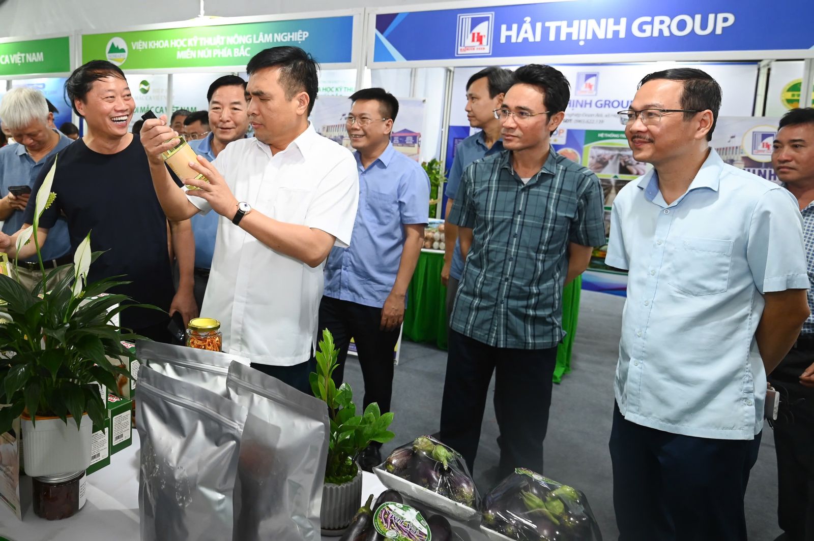 Thứ trưởng Bộ Nông nghiệp và Môi trường Nguyễn Quốc Trị và lãnh đạo tỉnh Lai Châu thăm các gian hàng trưng bày, giới thiệu sản phẩm OCOP và nông sản chủ lực tại Lai Châu