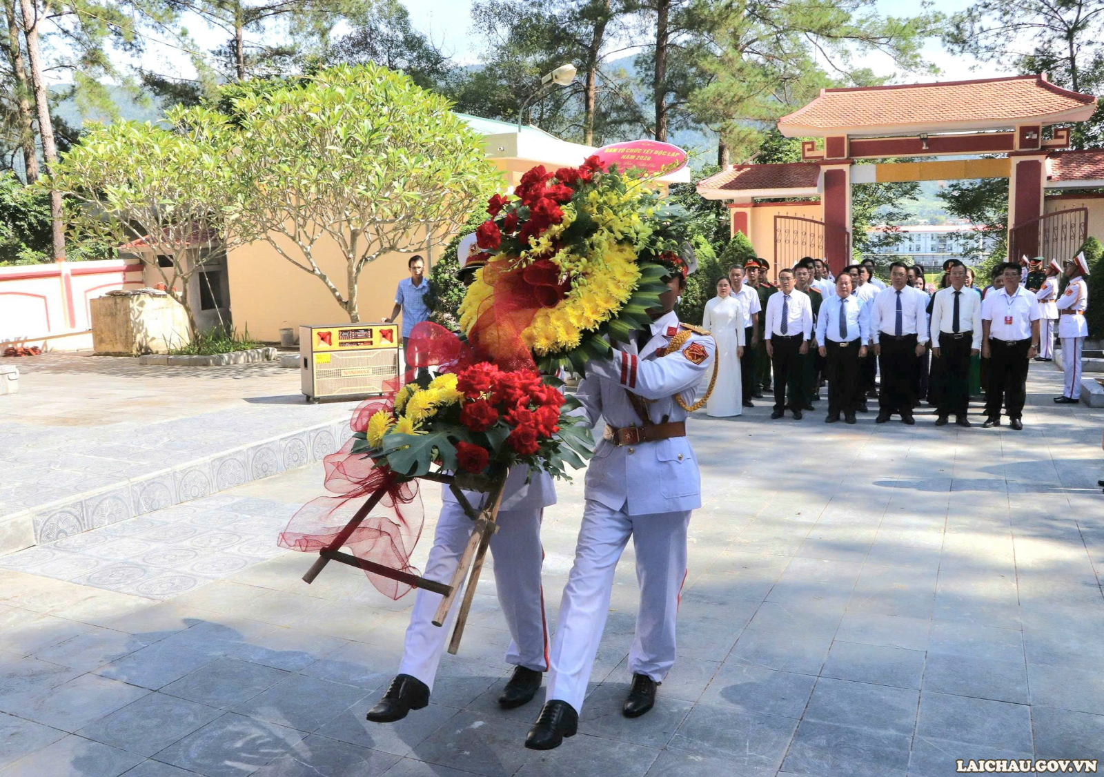 Đoàn đại biểu tỉnh viếng Nghĩa trang liệt sĩ xã Than Uyên và dâng hương Nhà truyền thống Khu di tích lịch sử cách mạng Bản Lướt, xã Mường Kim