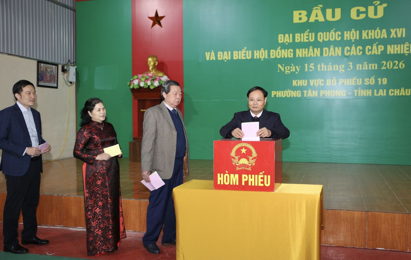 Bí thư Tỉnh ủy Lê Minh Ngân dự Lễ khai mạc và thực hiện quyền công dân tại Khu vực bỏ phiếu số 19, thuộc tổ dân phố số 16, phường Tân Phong