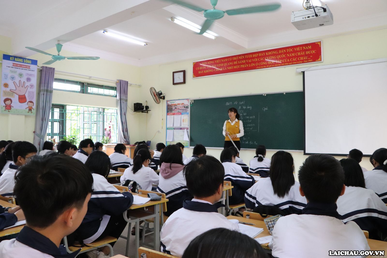 Lai Châu: Khuyến cáo học sinh lớp 9, lớp 12 và cán bộ, giáo viên ...