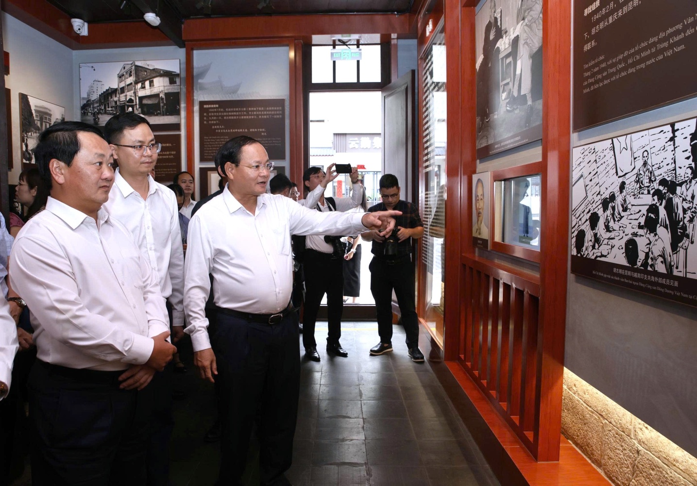 Bí thư Tỉnh ủy Lê Minh Ngân thăm Khu di tích lịch sử Chủ tịch Hồ Chí Minh và Nhà máy sản xuất của Tập đoàn Bối Thái Ni, tỉnh Vân Nam (Trung Quốc)