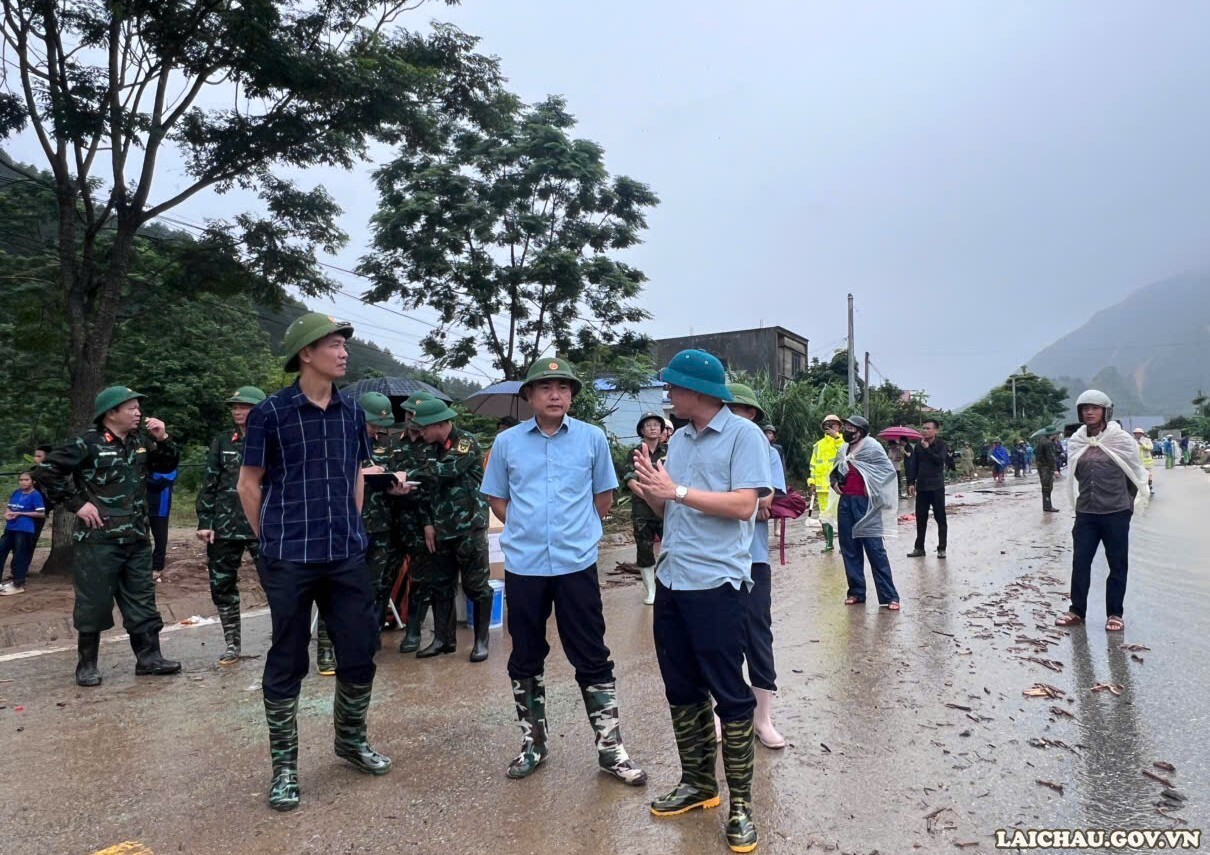 Phó Chủ tịch UBND tỉnh Nguyễn Sỹ Cảnh kiểm tra, chỉ đạo khắc phục hậu quả mưa lũ tại xã Mường Than