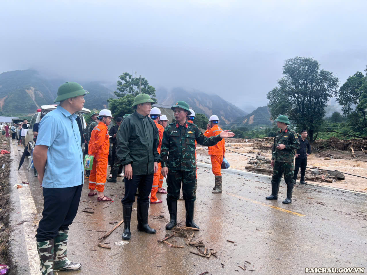 Chủ tịch UBND tỉnh Hà Quang Trung kiểm tra, chỉ đạo khắc phục hậu quả mưa lũ tại xã Mường Than