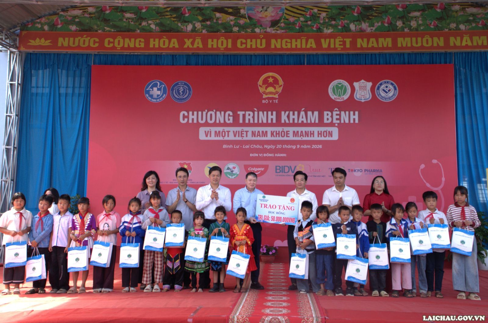 Đoàn công tác của Bộ Y tế thăm, tặng quà tại Chương trình khám bệnh “Vì một Việt Nam khỏe mạnh hơn” tại xã Bình Lư
