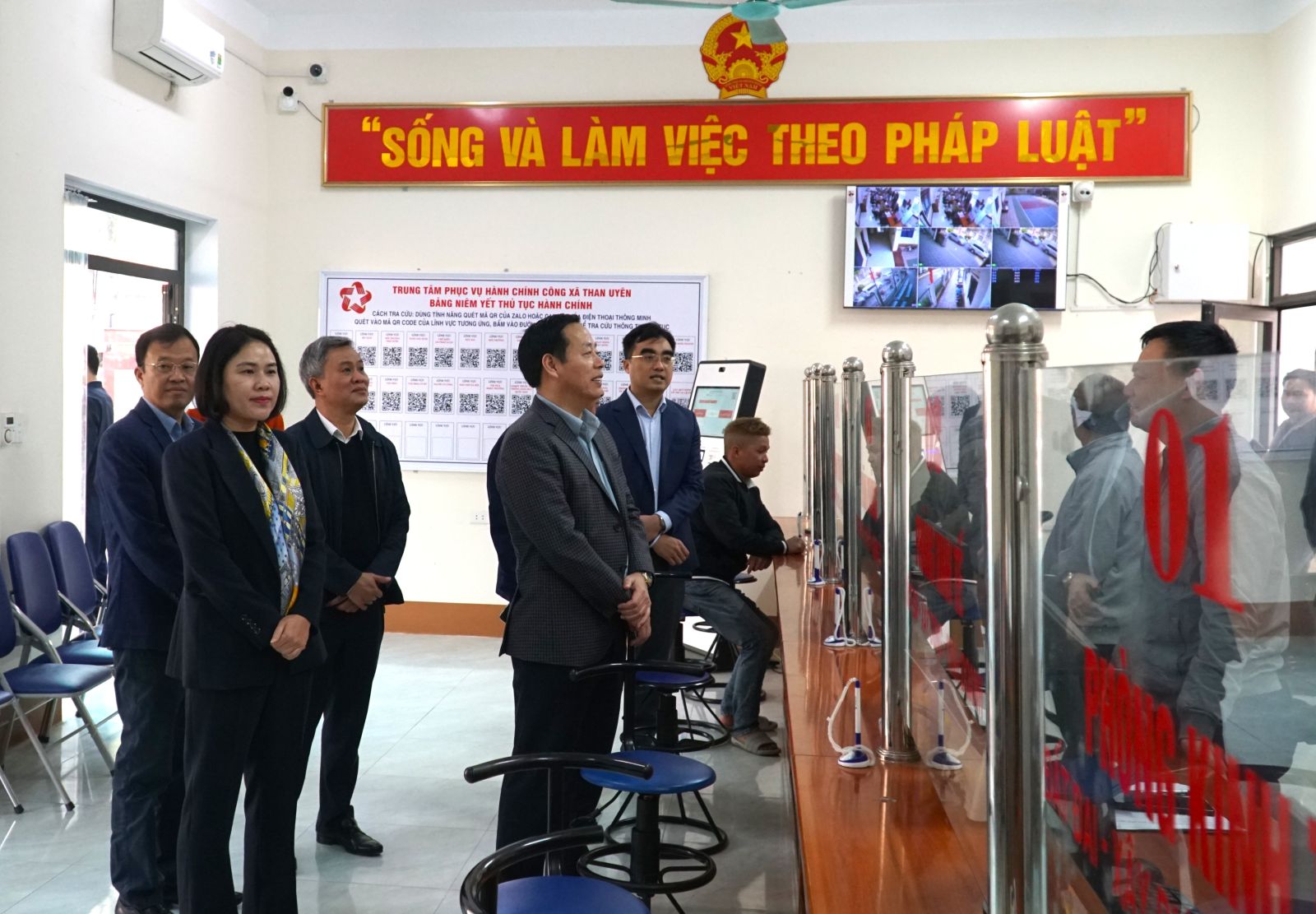 Chủ tịch UBND tỉnh Hà Quang Trung kiểm tra công tác bầu cử tại xã Than Uyên