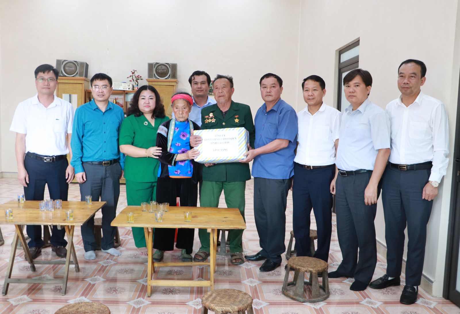Đoàn công tác của tỉnh thăm, tặng quà các gia đình thương binh trên địa bàn xã Dào San