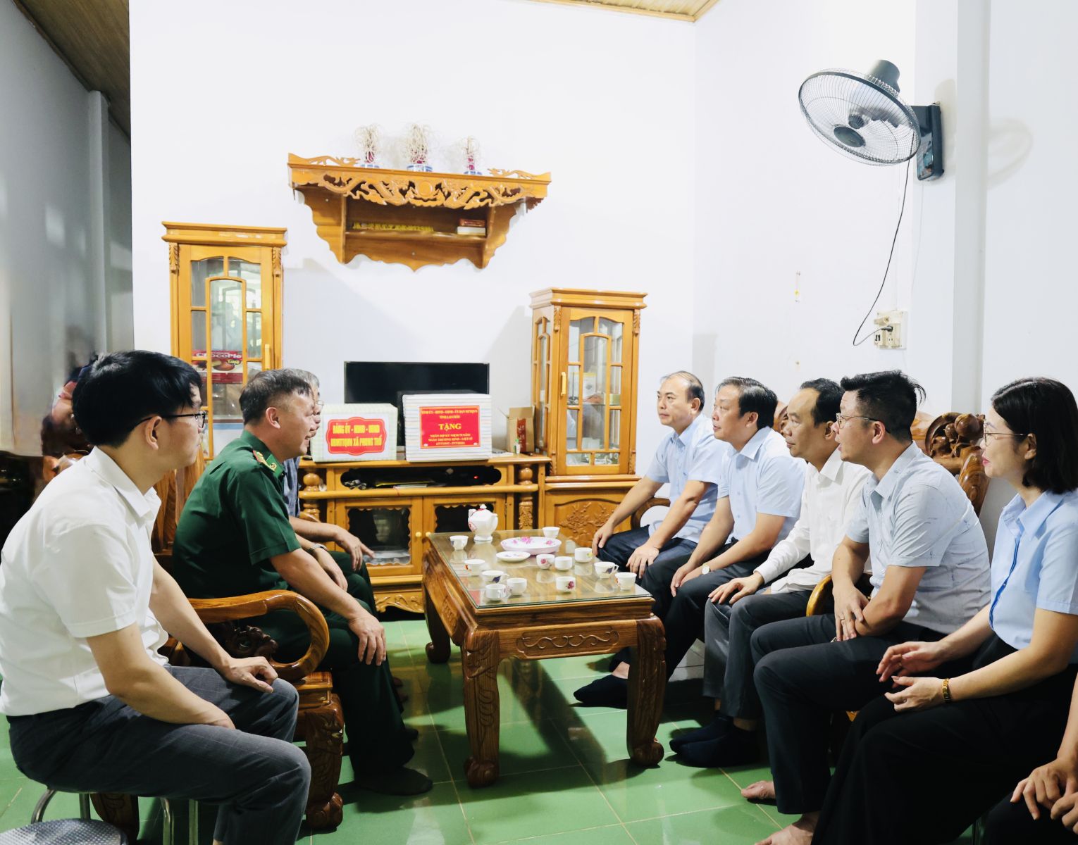 Ấm áp nghĩa tình tri ân: Phó Chủ tịch UBND tỉnh Nguyễn Sỹ Cảnh thăm, tặng quà các gia đình người có công tại xã Phong Thổ