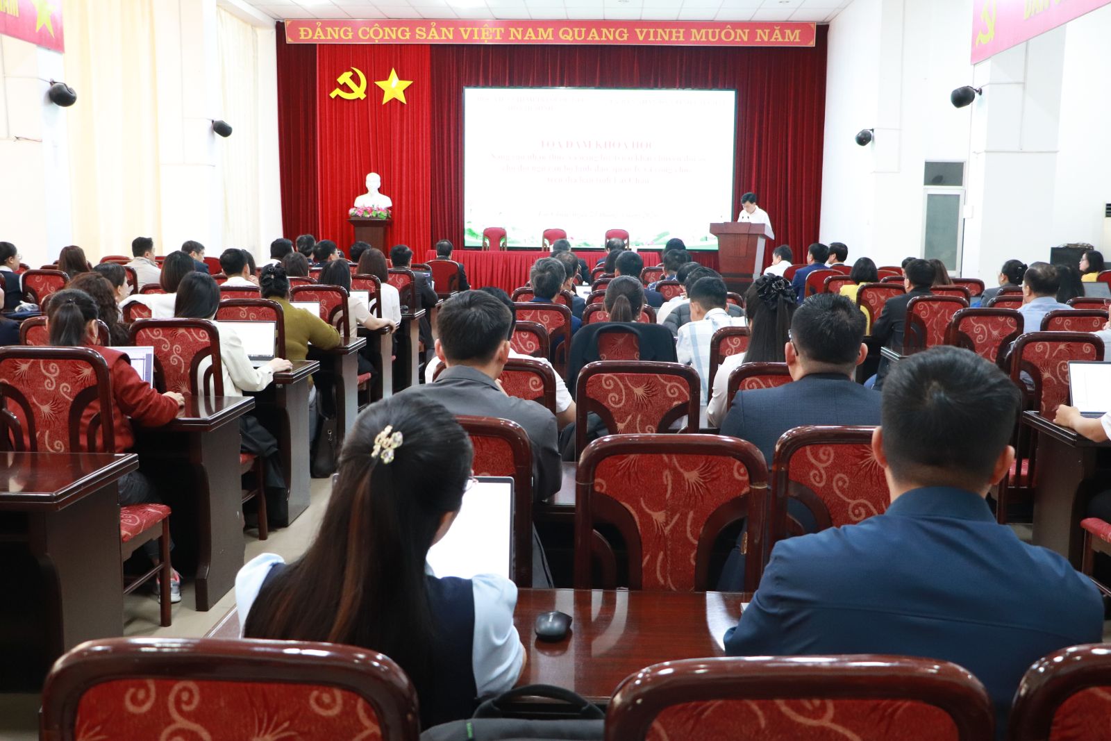 Tọa đàm chuyên đề “Nâng cao nhận thức và năng lực triển khai chuyển đổi số cho đội ngũ cán bộ lãnh đạo, quản lý và công chức trên địa bàn tỉnh Lai Châu”