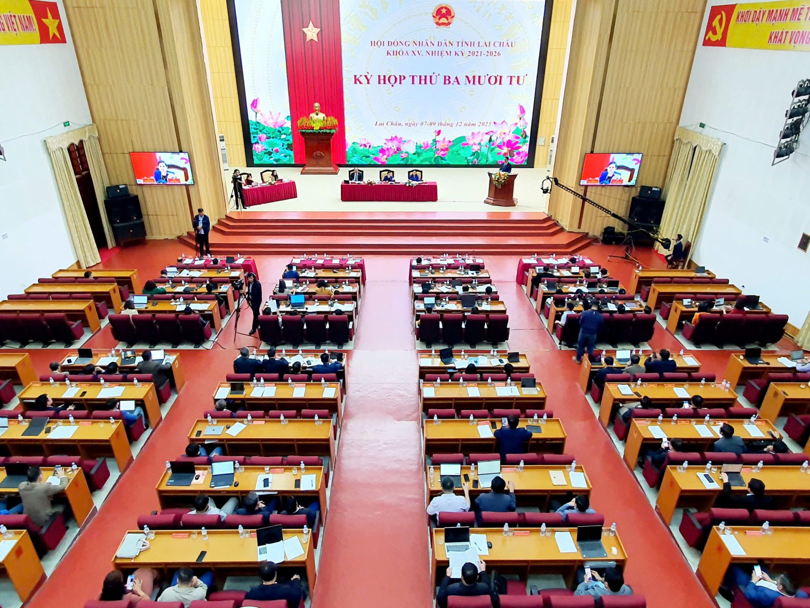 Ngày làm việc thứ 2, Kỳ họp thứ ba mươi tư HĐND tỉnh khóa XV, nhiệm kỳ 2021 - 2026: Thảo luận và chất vấn tại Hội trường