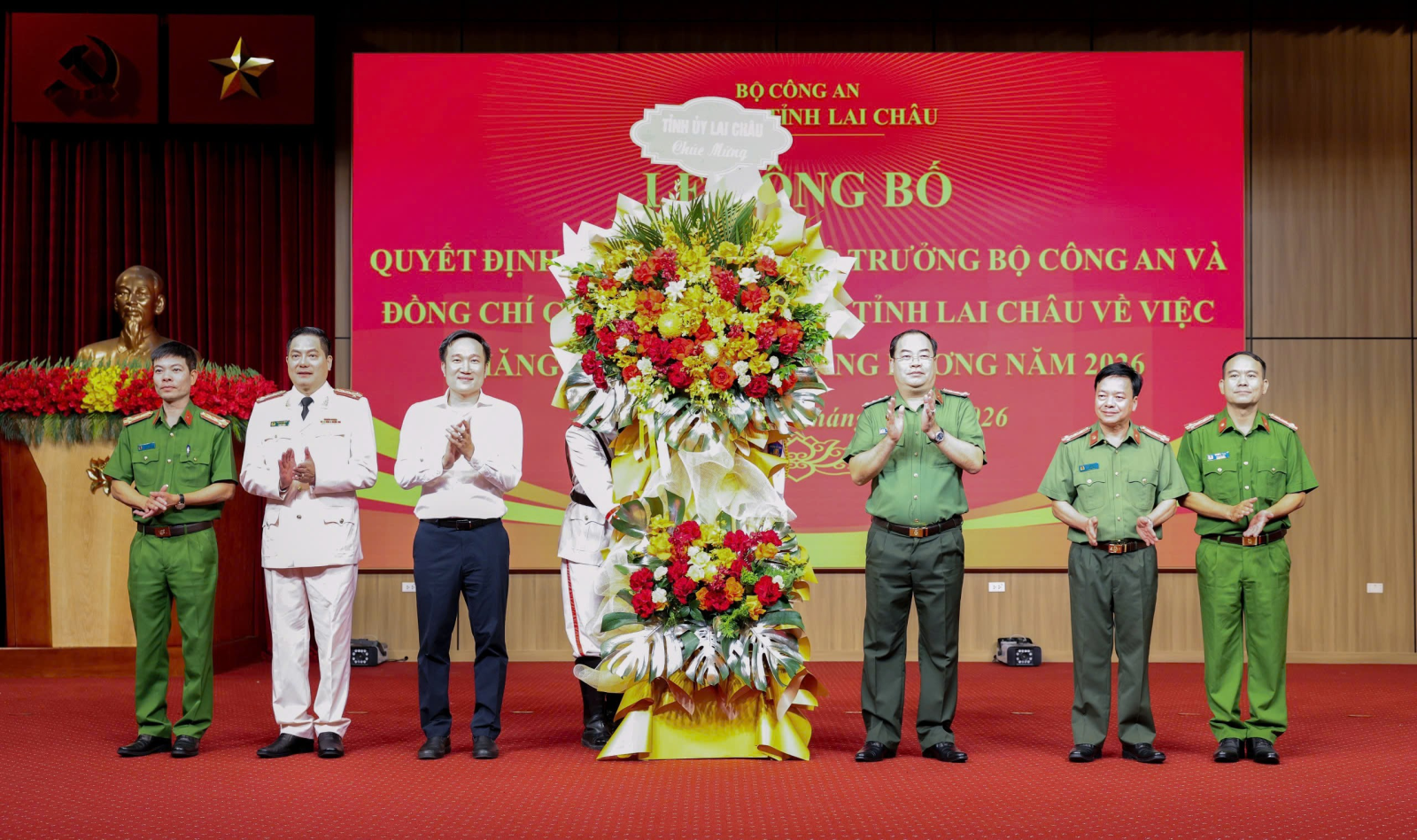 Lễ công bố quyết định của đồng chí Bộ trưởng Bộ Công an và đồng chí Giám đốc Công an tỉnh Lai Châu về thăng cấp bậc hàm, nâng bậc lương năm 2026