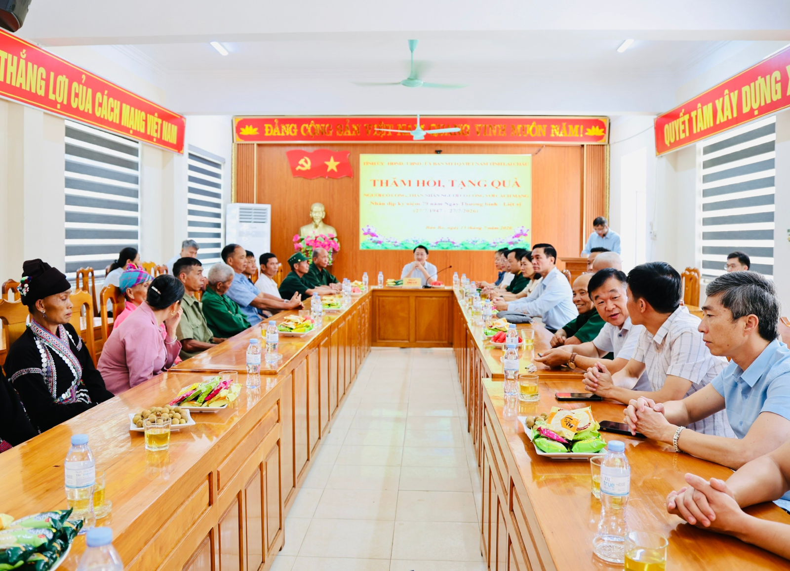 Đồng chí Sùng A Hồ - Phó Bí thư Tỉnh ủy thăm hỏi, tặng quà người có công, thân nhân người có công tại xã Bản Bo