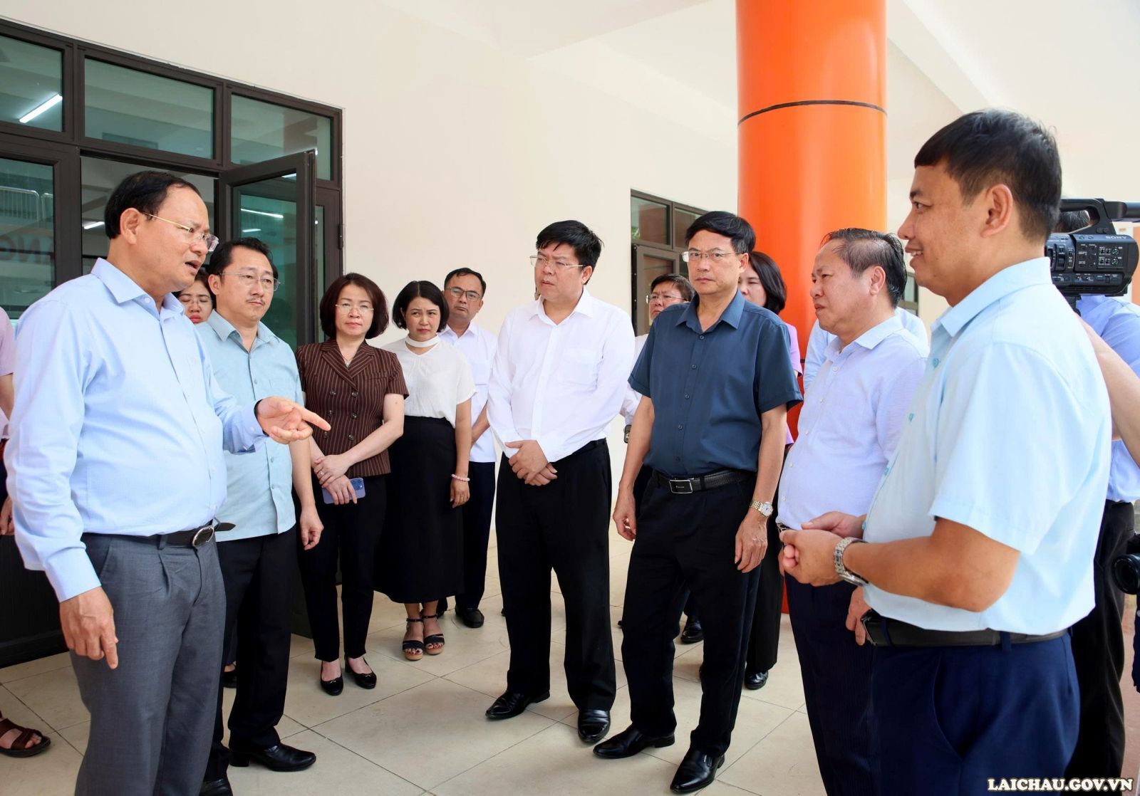 Bí thư Tỉnh ủy Lê Minh Ngân kiểm tra thực tế cơ sở vật chất, điều kiện ăn, ở và bữa ăn bán trú tại Trường Phổ thông nội trú Tiểu học và Trung học cơ sở Petrovietnam - Phong Thổ, xã Phong Thổ