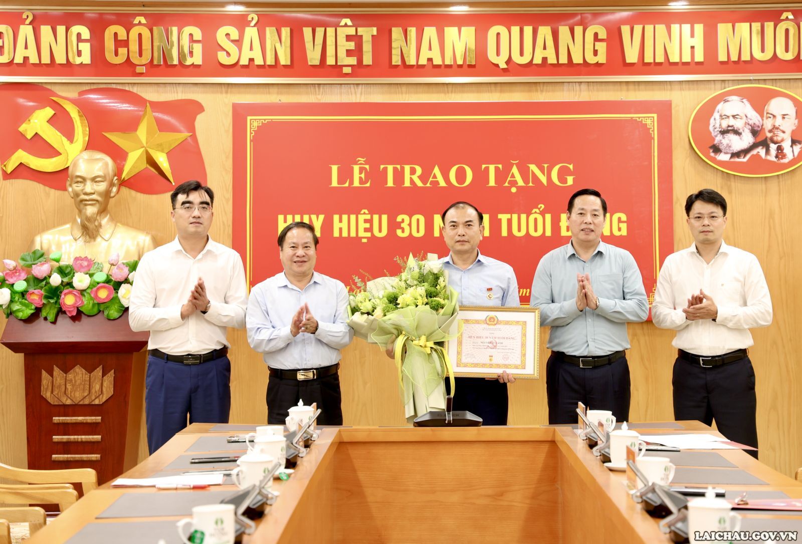 Đảng bộ Văn phòng UBND tỉnh: Trao tặng Huy hiệu 30 năm tuổi Đảng cho đồng chí Nguyễn Sỹ Cảnh