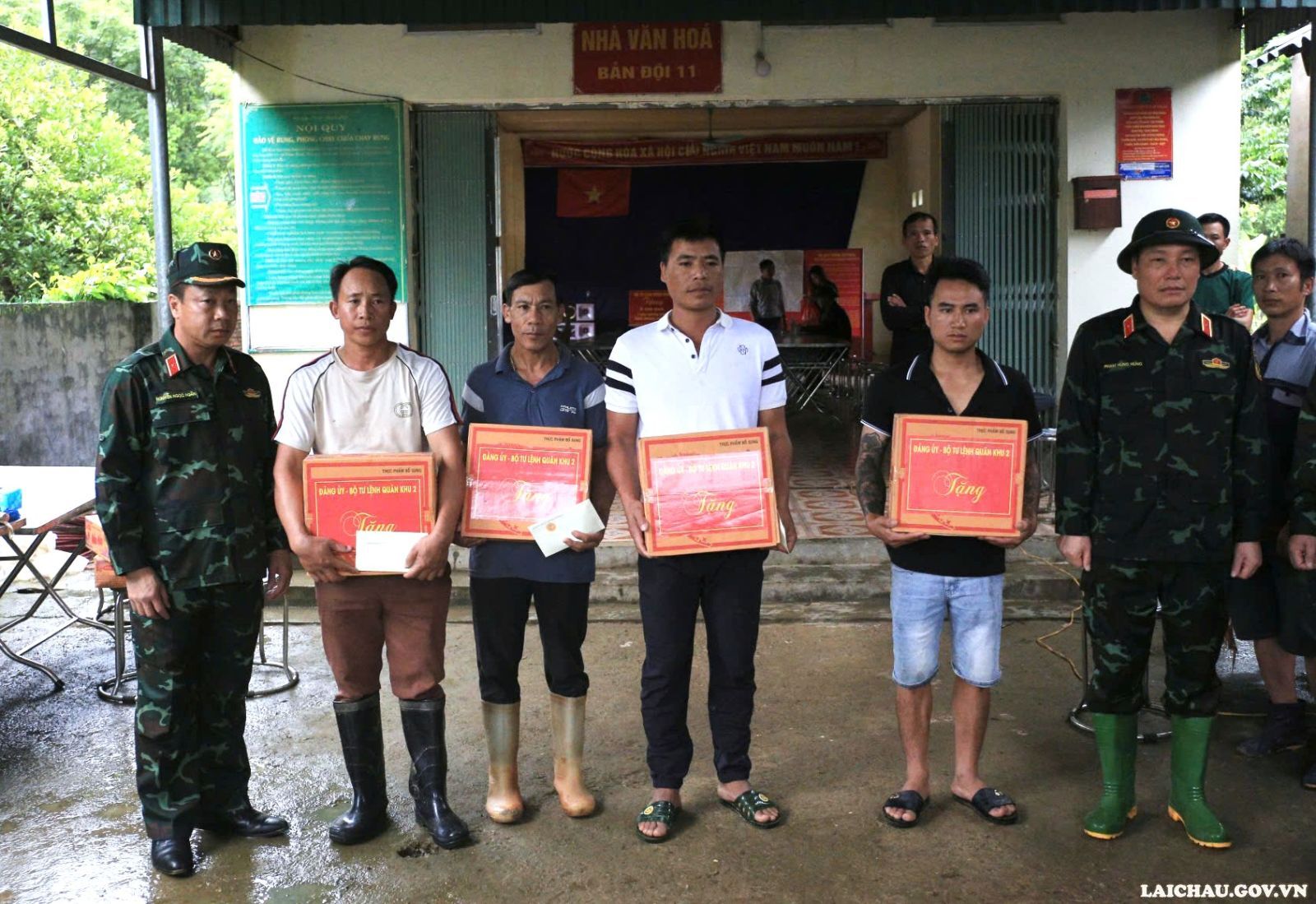 Quân khu 2 hỗ trợ Nhân dân vùng lũ Mường Than khắc phục hậu quả thiên tai