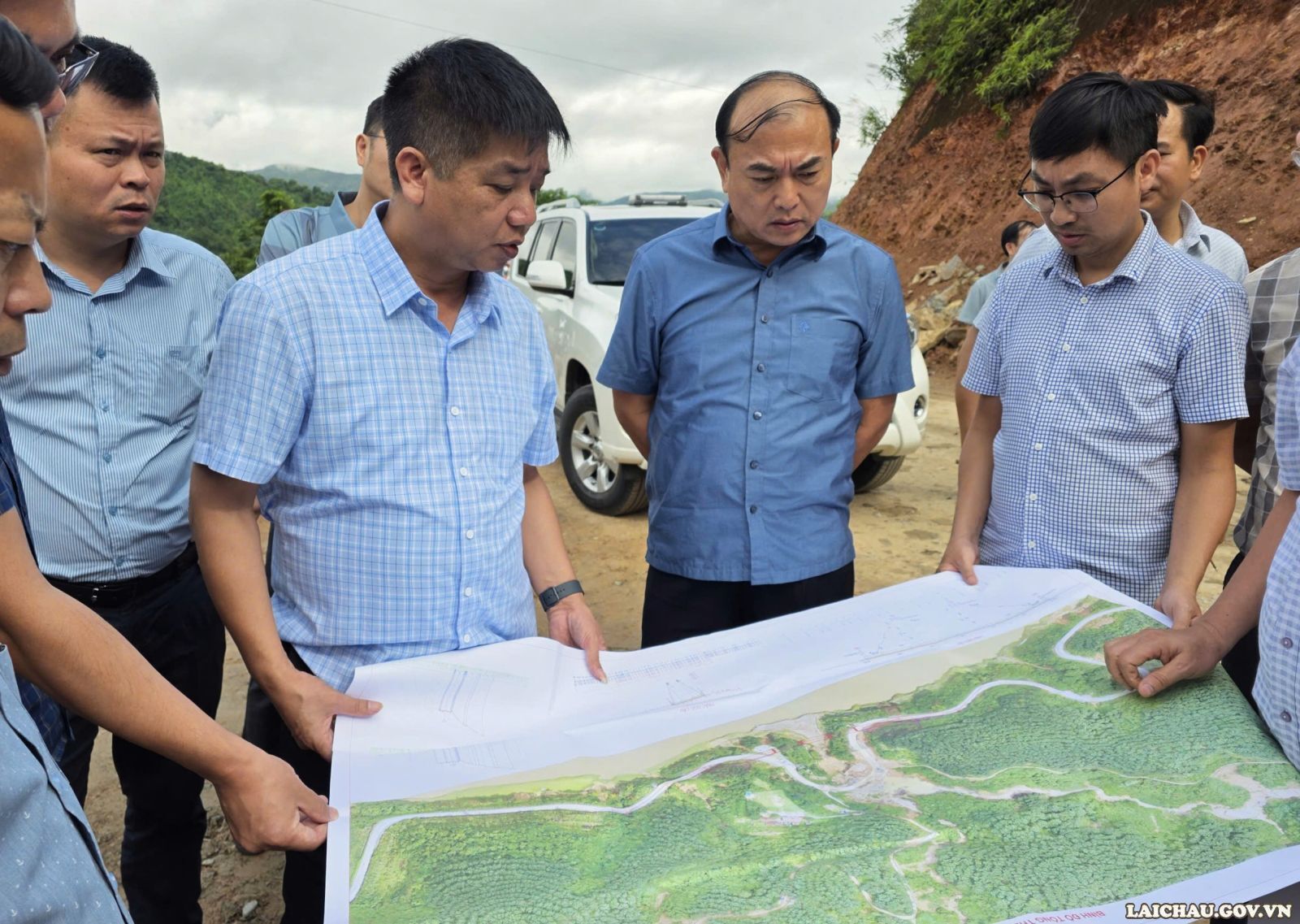 Phó Chủ tịch UBND tỉnh Nguyễn Sỹ Cảnh kiểm tra thực địa một số công trình giao thông khắc phục hậu quả thiên tai trên địa bàn tỉnh