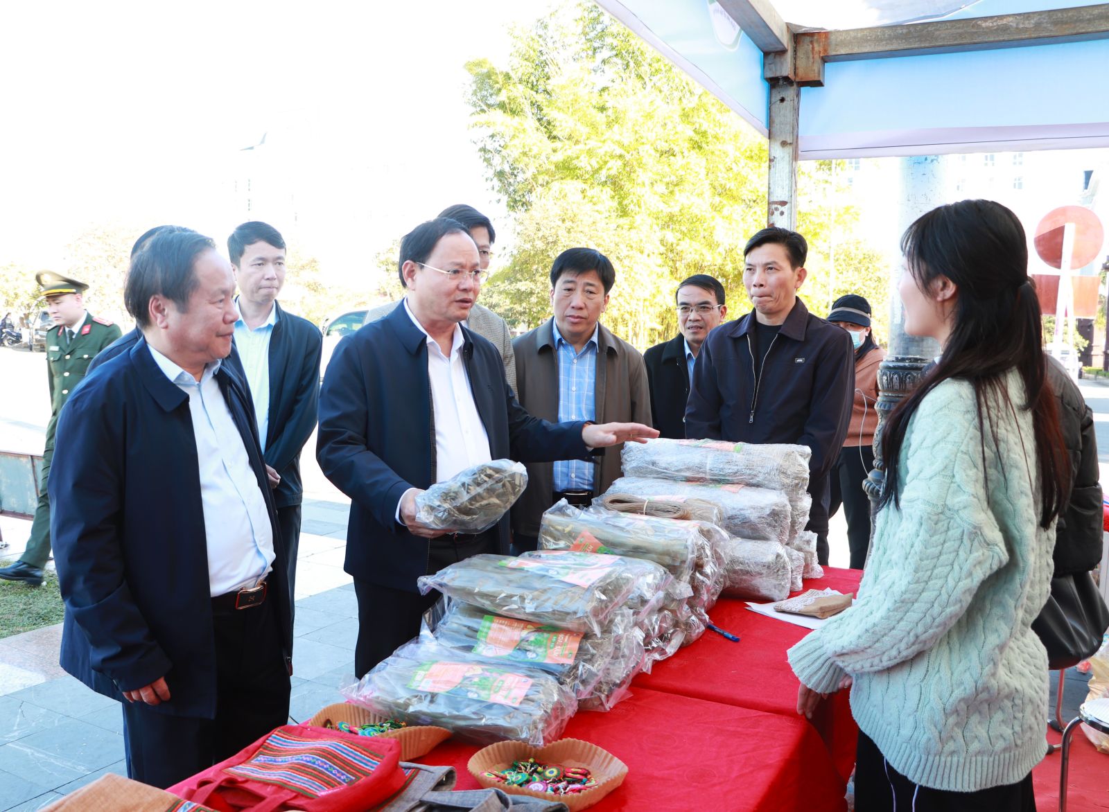 Các đồng chí lãnh đạo tỉnh thăm không gian văn hóa và động viên các chủ thể OCOP