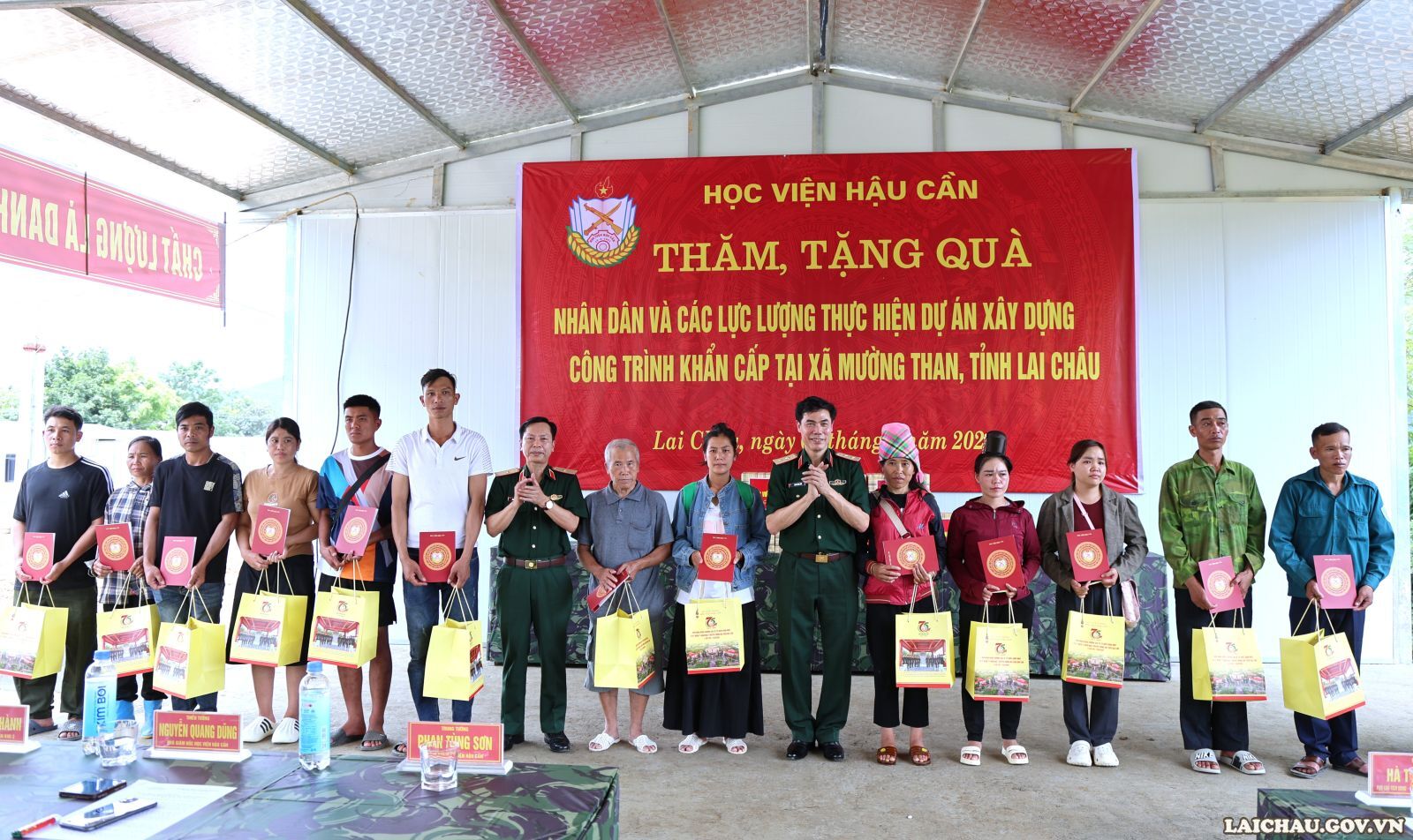 Đoàn công tác Học viện Hậu cần thăm hỏi, tặng quà tại xã Mường Than, tỉnh Lai Châu