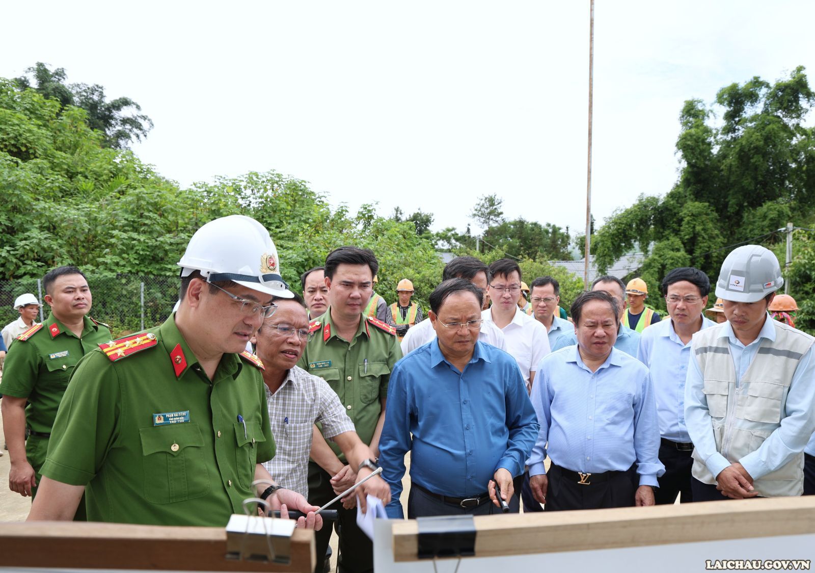 Bí thư Tỉnh ủy Lê Minh Ngân dâng hoa, thắp hương tại Nhà bia ghi tên các Anh hùng Liệt sĩ khu vực Dào San và kiểm tra tiến độ xây dựng Trường Phổ thông Nội trú liên cấp tại xã Dào San