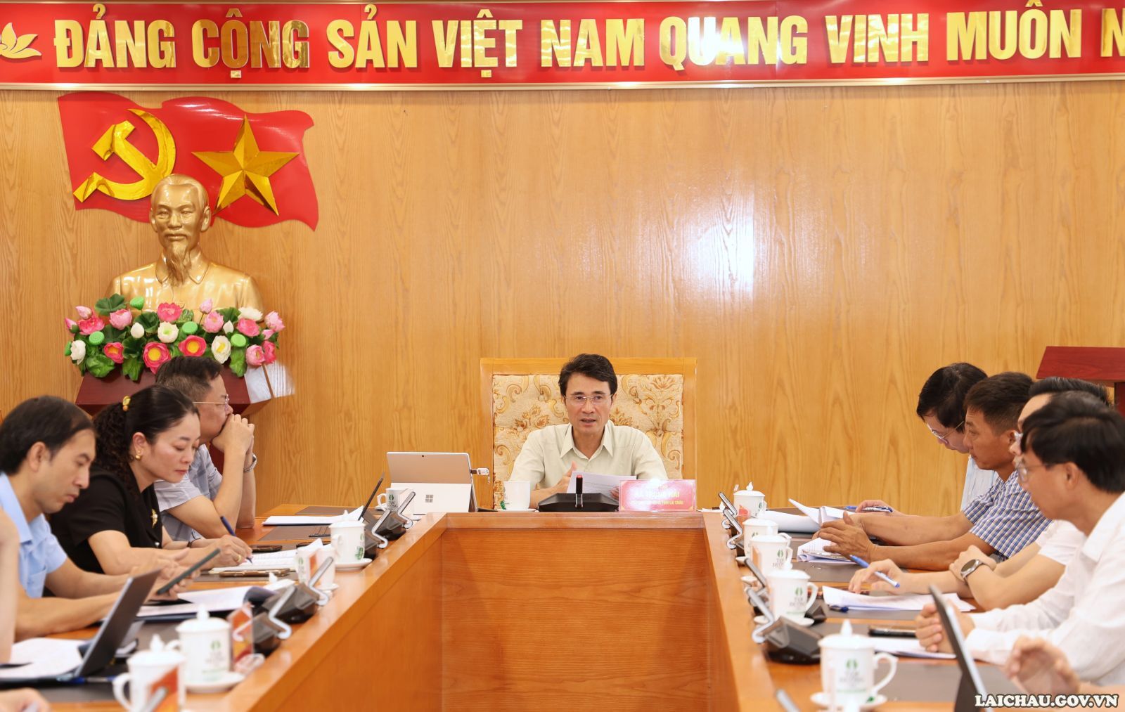 Phó Chủ tịch UBND tỉnh Hà Trọng Hải nghe báo cáo tiến độ xây dựng Dược điển Sâm Lai Châu và triển khai kế hoạch phát triển Sâm Lai Châu