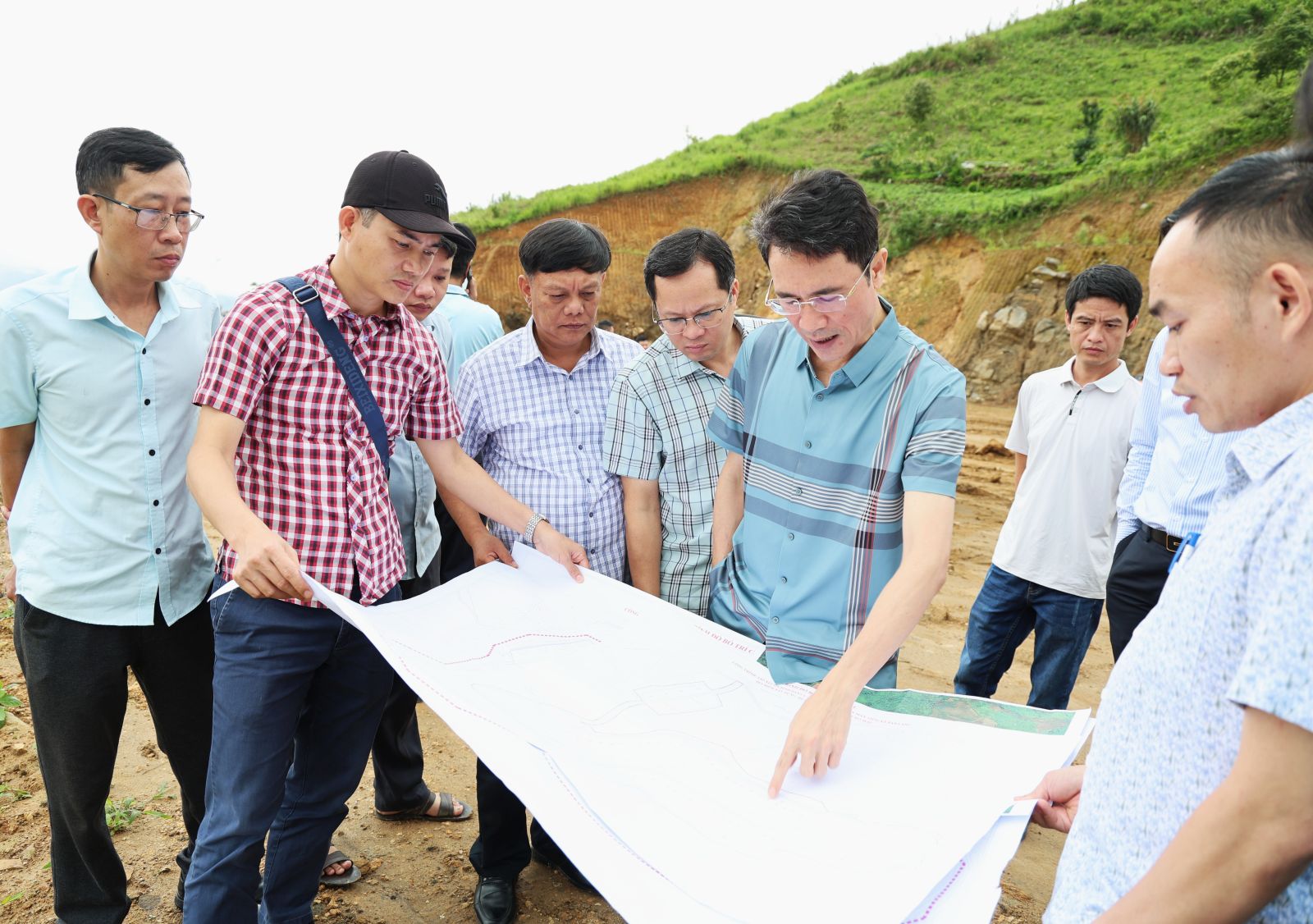 Phó Chủ tịch UBND tỉnh Hà Trọng Hải kiểm tra dự án sắp xếp ổn định dân cư tại xã Khổng Lào