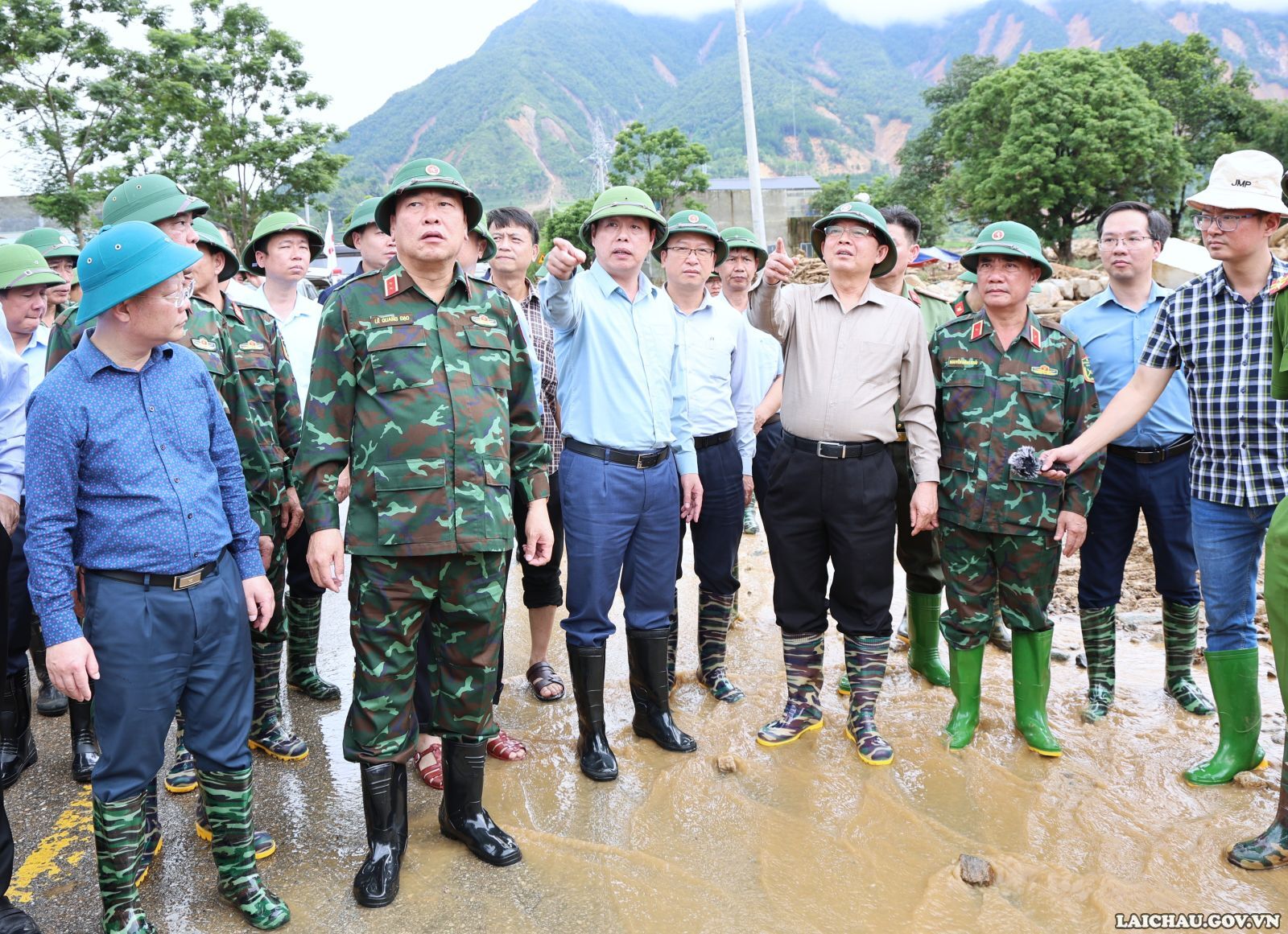 Phó Thủ tướng Chính phủ Hồ Quốc Dũng kiểm tra, chỉ đạo khắc phục hậu quả mưa lũ tại xã Mường Than