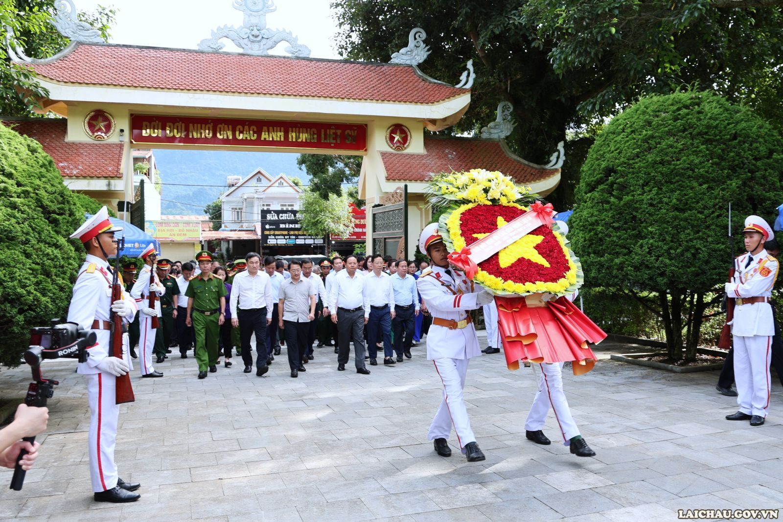 Đoàn đại biểu tỉnh Lai Châu viếng Nghĩa trang Liệt sĩ tỉnh và dâng hoa tại Tượng đài Bác Hồ với đồng bào các dân tộc Lai Châu