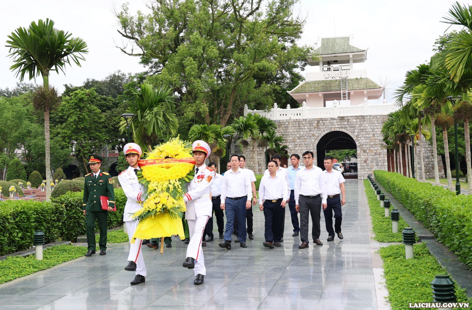 Đoàn đại biểu tỉnh Lai Châu dâng hương, dâng hoa tưởng niệm các Anh hùng liệt sĩ tại tỉnh Điện Biên