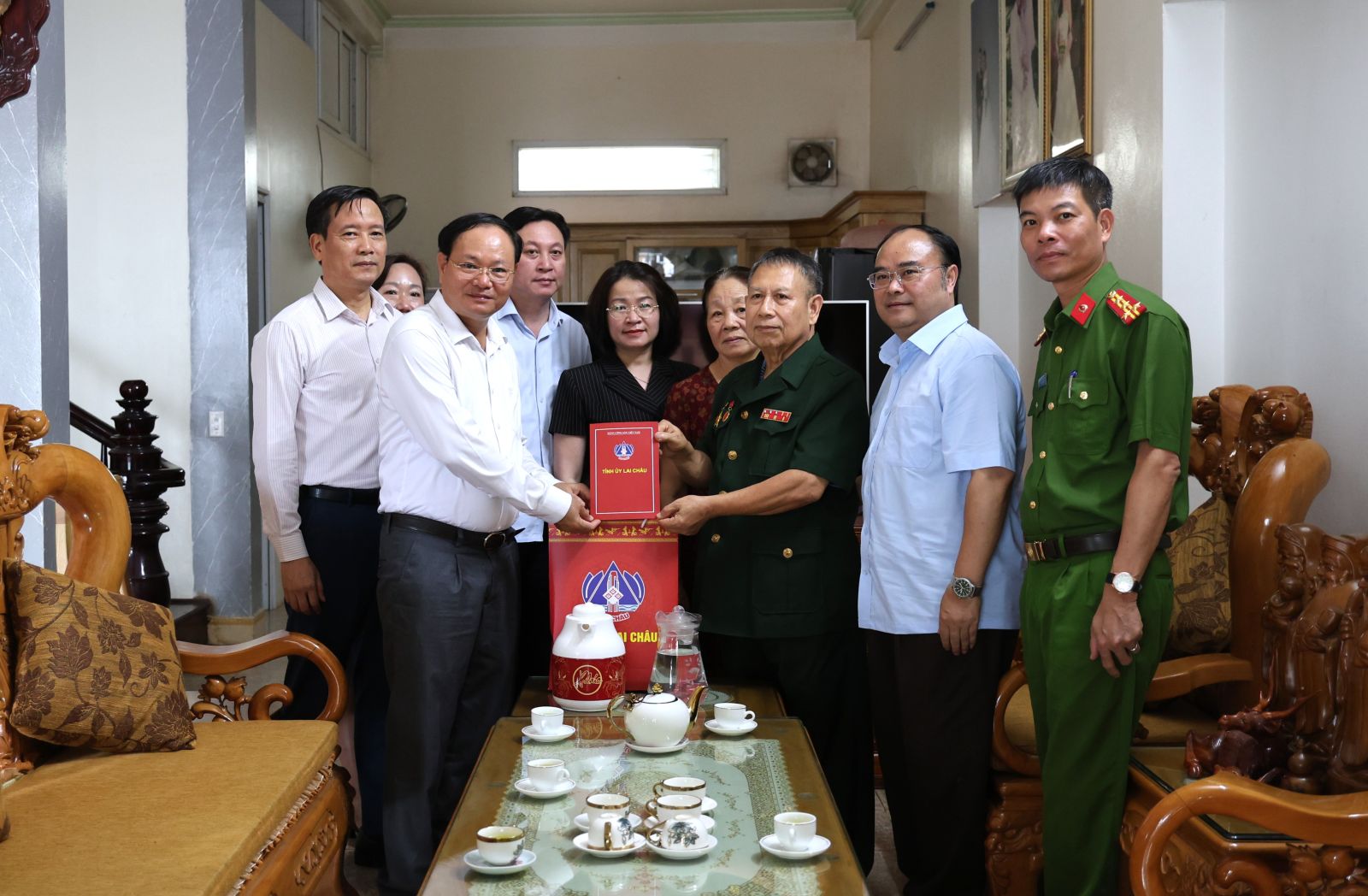 Tiếp tục dành sự quan tâm đặc biệt tới người có công, thân nhân người có công