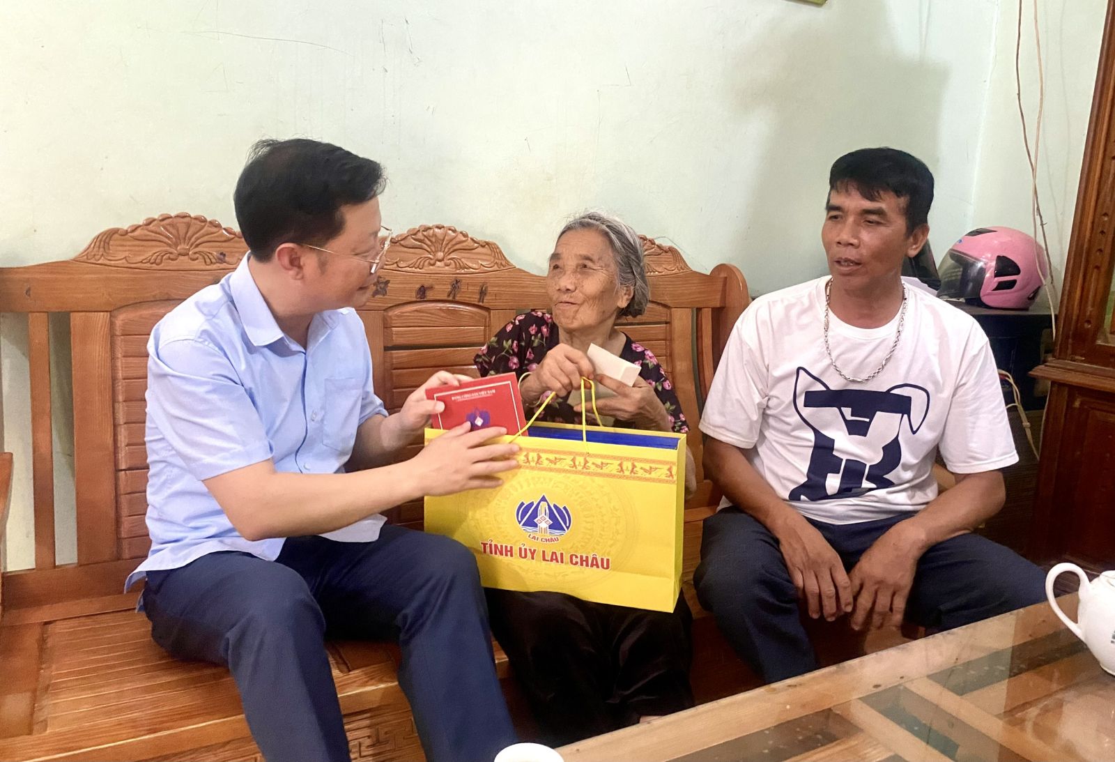 Phó Bí thư Tỉnh ủy Nguyễn Ngọc Vinh thăm và tặng quà người có công, hộ nghèo, cận nghèo và đoàn viên người lao động có hoàn cảnh khó khăn tại xã Sin Suối Hồ