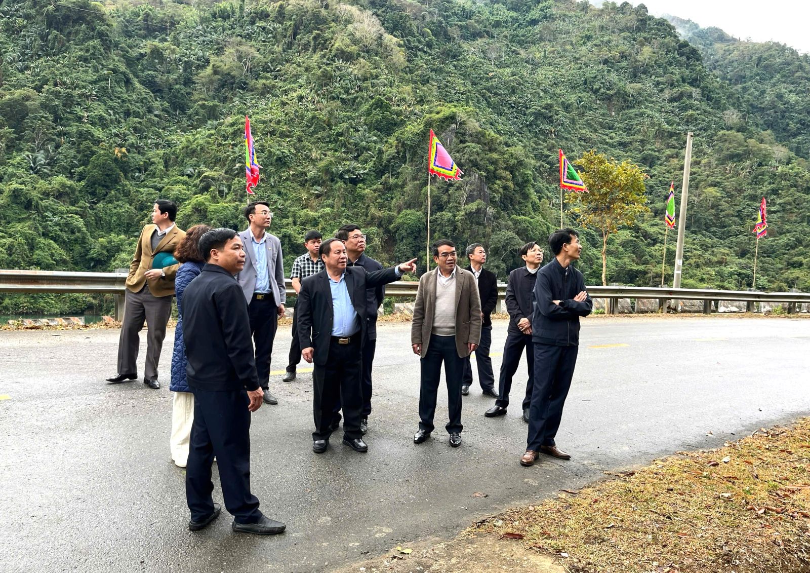 Phó Chủ tịch Thường trực UBND tỉnh Tống Thanh Hải kiểm tra công tác chuẩn bị Lễ hội Đền thờ Vua Lê Thái Tổ năm 2026 và thăm, tặng quà Trạm Y tế xã Lê Lợi nhân dịp Tết Nguyên đán Bính Ngọ 2026