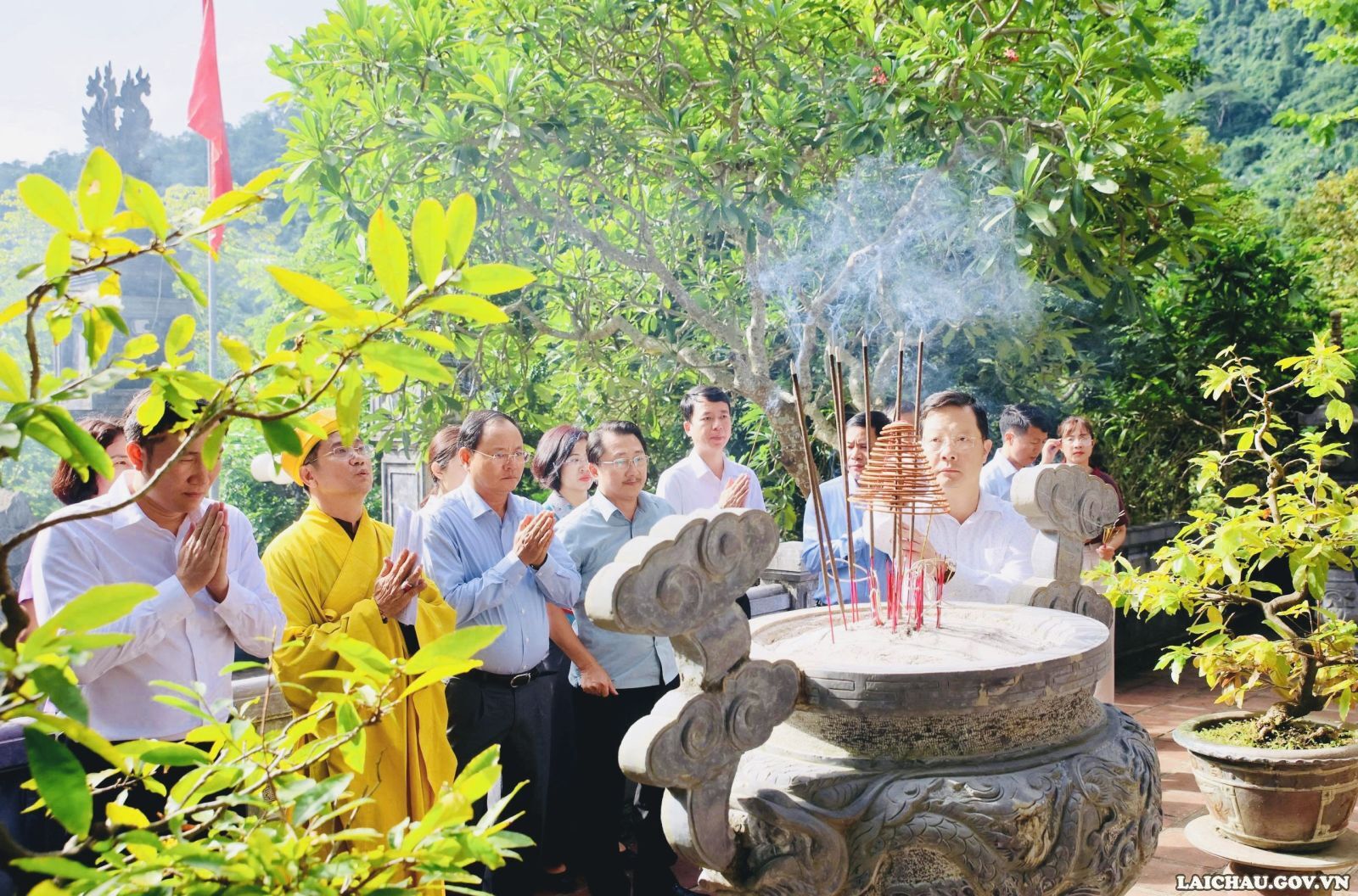 Đoàn công tác của Ban Thường vụ Tỉnh ủy dâng hương tại Đền thờ Vua Lê Thái Tổ